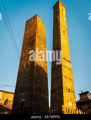 Bologna, Italien. Die beiden Türme garisenda und Asinelli am Anfang der Via Rizzoli. Stockfoto