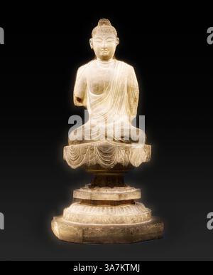 Eine ruhige Steinstatue eines sitzenden Buddha, elegant in fließende Gewänder gehüllt, die ein Gefühl von Frieden und Besinnung ausstrahlt. Die komplizierten Details der Figur betonen ihre künstlerische Handwerkskunst, während die glatte Textur des Steins seine ruhige Präsenz verstärkt., Klassische Kunst mit modernem Twist neu interpretiert von Artotop, Buddha, Tang-Dynastie (618–907 n. Chr.), ca. 725/50, China, Kalkstein mit Spuren von Polychromie, H. 219,7 cm (86,5 Zoll), Durchm. 111 cm (43,7 Zoll) Stockfoto
