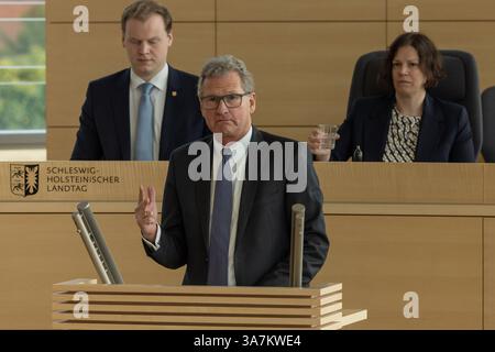 Aussprache im Schleswig-Holsteinischen Landtag zur drohenden Northvolt Pleite. Die Regierung unter Ministerpräsident Daniel Günter gerät unter Druck, durch den möglichen Verlust von 300 Millionen Euro, die durch die Förderung der Firma Northvolt, die bei Heide in Dithmarschen eine Megafabrik errichten will. Die Frage im Parlament, hat die Regierung dem Parlament wichtige Informationen vorenthalten. Härtester Kritiker Dr. Bernd Bucholz von der FDP. Kiel Landtag Kiel Schleswig-Holstein Deutschland  5DL3693 *** Debatte im Schleswig-holsteinischen landtag über den drohenden Konkurs der Northvolt Stockfoto