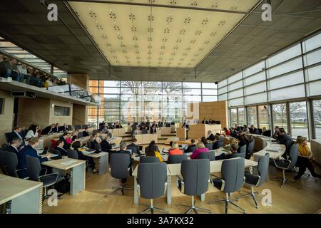 Aussprache im Schleswig-Holsteinischen Landtag zur drohenden Northvolt Pleite. Die Regierung unter Ministerpräsident Daniel Günter gerät unter Druck, durch den möglichen Verlust von 300 Millionen Euro, die durch die Förderung der Firma Northvolt, die bei Heide in Dithmarschen eine Megafabrik errichten will. Die Frage im Parlament, hat die Regierung dem Parlament wichtige Informationen vorenthalten. Kiel Landtag Kiel Schleswig-Holstein Deutschland  5DL3607 *** Debatte im Schleswig-holsteinischen landtag über den drohenden Konkurs von Northvolt der Regierung unter Premierminister Daniel Günte Stockfoto