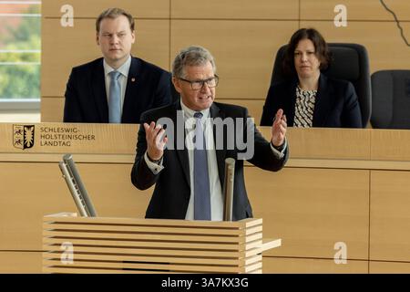 Aussprache im Schleswig-Holsteinischen Landtag zur drohenden Northvolt Pleite. Die Regierung unter Ministerpräsident Daniel Günter gerät unter Druck, durch den möglichen Verlust von 300 Millionen Euro, die durch die Förderung der Firma Northvolt, die bei Heide in Dithmarschen eine Megafabrik errichten will. Die Frage im Parlament, hat die Regierung dem Parlament wichtige Informationen vorenthalten. Härtester Kritiker Dr. Bernd Bucholz von der FDP. Kiel Landtag Kiel Schleswig-Holstein Deutschland  5DL3698 *** Debatte im Schleswig-holsteinischen landtag über den drohenden Konkurs der Northvolt Stockfoto