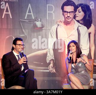 MUMBAI, INDIEN - 27. DEZEMBER: Die indische Bollywood-Schauspielerin Chitrangada Singh posiert mit dem Schauspieler Arjun Rampal während der Veröffentlichung des kommenden Hindi-Films Inkaar Calendar 2013 unter der Regie von Sudhir Mishra am 27. Dezember 2012 in Mumbai. (Foto: Yogen Shah/India Today Group) *** Lokalunterschrift *** Chitrangada Singh;Arjun Rampal (Foto: © India Today/ZUMAPRESS.com) Stockfoto