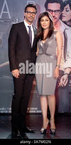 MUMBAI, INDIEN - 27. DEZEMBER: Die indische Bollywood-Schauspielerin Chitrangada Singh posiert mit dem Schauspieler Arjun Rampal während der Veröffentlichung des kommenden Hindi-Films Inkaar Calendar 2013 unter der Regie von Sudhir Mishra am 27. Dezember 2012 in Mumbai. (Foto: Yogen Shah/India Today Group) *** Lokaler Bildtitel *** Chitrangada Singh;Arjun Rampal (Foto: © India Today/ZUMAPRESS.com) Stockfoto