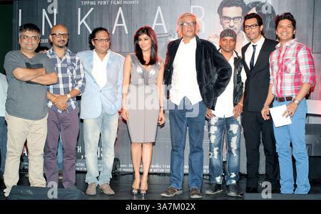 MUMBAI, INDIEN - 27. DEZEMBER: Die indische Bollywood-Schauspielerin Chitrangada Singh posiert mit dem Schauspieler Arjun Rampal und anderen Darstellern während der Veröffentlichung des kommenden Hindi-Films Inkaar Calendar 2013 unter der Regie von Sudhir Mishra (R) am 27. Dezember 2012 in Mumbai.(Foto: Yogen Shah/India Today Group) *** Lokalunterschrift *** Chitrangada Singh;Arjun Rampal;Sudhir Mishra;Sudhir Mishra (Bild): © Today/India/ZUMAPRESS.com): © Today Stockfoto