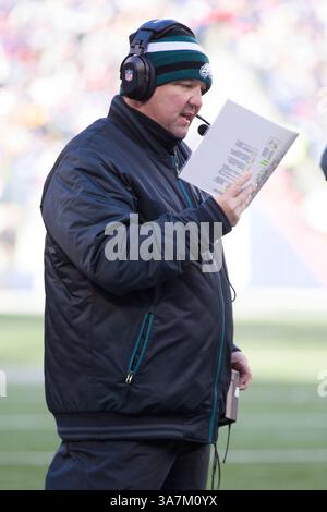 30. Dezember 2012: Philadelphia Eagles Assistant Head Coach/Offensive Coordinator Marty Mornhinweg schaut sich sein Spielblatt während des NFL-Spiels zwischen den Philadelphia Eagles und den New York Giants im MetLife Stadium in East Rutherford, New Jersey an. The New York Giants Beat the Philadelphia Eagles, 42-7. (Bild: © Chris Szagola/Cal Sport Media/ZUMAPRESS.com) Stockfoto