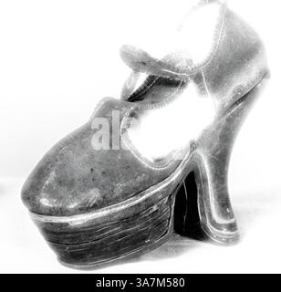 Ein Vintage-Schuh mit hohem Absatz und einzigartigem Design mit abgerundeter Zehenpartie und einem erhöhten, skulpturalen Fersenbereich, der komplizierte Details und eine verspielte Ästhetik zeigt., Klassische Kunst mit modernem Twist neu interpretiert von Artotop, Shoe, 18. Jahrhundert, Frankreich oder Niederlande, Frankreich, Leder und Holz Stockfoto