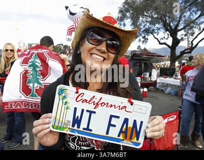 1. Januar 2013 - Pasadena, CA, USA - Kerri Martin, ursprünglich aus Waukesha, Wisconsin., lebt jetzt in San Francisco und zeigt ihr Nummernschild, das die Unterstützung für die Badgers zeigt, als sie mit Freunden vor dem 99. Rose Bowl Spiel zwischen der University of Wisconsin und der Stanford University am Dienstag, 1. Januar 2013, in Pasadena, Kalifornien, hinter sich lässt. (Kreditbild: © Rick Wood/MCT/ZUMAPRESS.com) Stockfoto