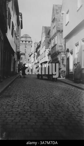 1936, eine enge Straße in Linz, Österreich, die historisch bedeutsam ist und sich entlang der Donau befindet. Es war mit Adolf Hitler verbunden, da es seine Heimatstadt und eine Stadt war, die er während der NS-Zeit in einen kulturellen Mittelpunkt verwandeln wollte. Aus einer Sammlung nicht zugeschriebener Amateurfotos im Datumsbereich 1929-1936, die britische und europäische Feiertage umfassen. Die meisten Originalbilder waren etwa 3 ½ x 2 Zoll. Stockfoto