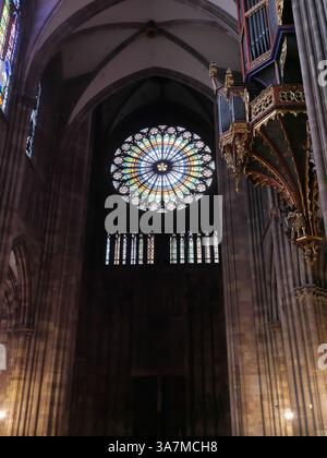 Innenansicht des Kirchenschiffs der Straßburger Kathedrale Elsass Frankreich Stockfoto