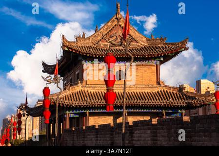 Traditionelles Gebäude und rote Laternen an der alten Mauer in Xian, China Stockfoto