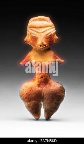 Eine stilisierte Figur mit übertriebenen Krümmungen und ausgeprägten Gesichtszügen, die eine antike und künstlerische Interpretation der menschlichen Form zeigt. Die lebendigen Farben deuten auf ihre prähistorischen Ursprünge hin und unterstreichen ihre kulturelle Bedeutung. Klassische Kunst mit modernem Touch neu interpretiert von Artotop, weibliche Figur, 500/400 v. Chr., Tlatilco, Tlatilco, Tlatilco, Tal von Mexiko, Mexiko, Tlatilco, Keramik und Pigment, H. 9,5 cm (3/4 Zoll) Stockfoto