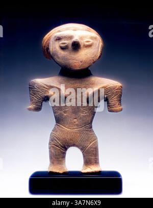 Eine stilisierte Figur mit übertriebenen Merkmalen und einer vereinfachten Form, die einen unverwechselbaren Kopf und markante Gliedmaßen zeigt, auf dunkler Basis positioniert., Klassische Kunst mit modernem Twist neu interpretiert von Artotop, weibliche Figur mit Topknoten, ca. 1000–300 v. Chr., Japan, Steingut, H. 14 cm (5,5 in.) Stockfoto