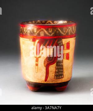 Ein aufwendig gestalteter zeremonieller Topf mit lebendigen Mustern und symbolischen Motiven, der die Handwerkskunst alter Handwerker mit einem prominenten Hand- und Federdesign zeigt. Klassische Kunst mit einem modernen Touch, neu interpretiert von Artotop, Paar Dreifüße mit Knoten, 850/950, Klassische Maya, Ulúa River Valley, Honduras oder Petén Region, Guatemala, Honduras, Keramik und Pigment Stockfoto