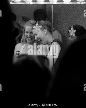 3. Dezember 2012: Parker, Texas, Vereinigte Staaten von Amerika - 2. Dezember 2012: Fans feierten eine Gedenkfeier für den Schauspieler Larry Hagman auf der Southfork Ranch in Parker, Tx. Die Southfork Ranch ist der Ort, an dem ein Großteil der berühmten Dallas TV-Serie gedreht wurde. (Bild: © Daniel Goncalves/Cal Sport Media/ZUMAPRESS.com) Stockfoto