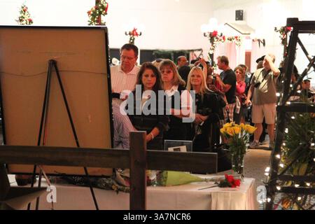 3. Dezember 2012: Parker, Texas, Vereinigte Staaten von Amerika - 2. Dezember 2012: Fans feierten eine Gedenkfeier für den Schauspieler Larry Hagman auf der Southfork Ranch in Parker, Tx. Die Southfork Ranch ist der Ort, an dem ein Großteil der berühmten Dallas TV-Serie gedreht wurde. (Bild: © Daniel Goncalves/Cal Sport Media/ZUMAPRESS.com) Stockfoto