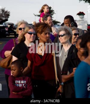 3. Dezember 2012: Parker, Texas, Vereinigte Staaten von Amerika - 2. Dezember 2012: Fans feierten eine Gedenkfeier für den Schauspieler Larry Hagman auf der Southfork Ranch in Parker, Tx. Die Southfork Ranch ist der Ort, an dem ein Großteil der berühmten Dallas TV-Serie gedreht wurde. (Bild: © Daniel Goncalves/Cal Sport Media/ZUMAPRESS.com) Stockfoto