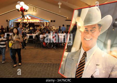 3. Dezember 2012: Parker, Texas, Vereinigte Staaten von Amerika - 2. Dezember 2012: Fans feierten eine Gedenkfeier für den Schauspieler Larry Hagman auf der Southfork Ranch in Parker, Tx. Die Southfork Ranch ist der Ort, an dem ein Großteil der berühmten Dallas TV-Serie gedreht wurde. (Bild: © Daniel Goncalves/Cal Sport Media/ZUMAPRESS.com) Stockfoto
