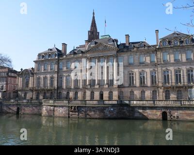 Palais Rohan am Fluss Ill vor der Kathedrale in Straßburg Elsaß Frankreich Stockfoto