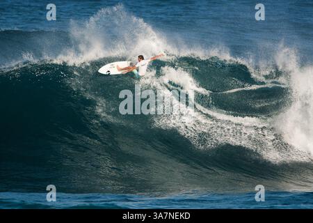 3. Dezember 2012 - O'ahu, Hawaii, USA - KIEREN PERROW aus Byron Bay, NSW, Australien stieg in Runde 4 des VANS World Cup of Surfing am Sunset Beach ein. (Kreditbild: © Kelly Cestari/ASP-Covered Images/ZUMAPRESS.com) Stockfoto