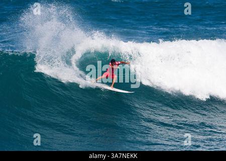 3. Dezember 2012 - O'ahu, Hawaii, USA - MICHEL BOUREZ aus Tahiti, Französisch-Polynesien, dominierte seine Runde der 64 Hitze, wobei er während der Vans-Weltmeisterschaft des Surfens den ersten Platz erreichte. (Kreditbild: © Kirstin Scholtz/ASP-Covered Images/ZUMAPRESS.com) Stockfoto