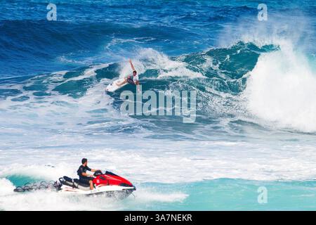 3. Dezember 2012 - O'ahu, Hawaii, USA - ASP World Tour Veteran TAYLOR KNOX aus Carlsbad, Kalifornien, gewann seine Eröffnungsrunde beim Vans World Cup of Surfing. Knox schuf seine jüngeren Rivalen mit mächtigen Wendungen an den großen offenen Wänden von Sunset Beach. (Kreditbild: © Kirstin Scholtz/ASP-Covered Images/ZUMAPRESS.com) Stockfoto