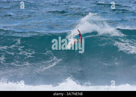 3. Dezember 2012 - O'ahu, Hawaii, USA - ALEJO MUNIZ aus Brasilien stieg in Runde 4 des VANS World Cup of Surfing am Sunset Beach, North Shore, ein. (Kreditbild: © Kirstin Scholtz/ASP-Covered Images/ZUMAPRESS.com) Stockfoto