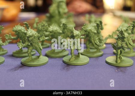 Mozyr, Weißrussland, 10. April 2024: Negative Helden des Brettspiels unergründlich. Stockfoto