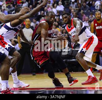 4. Dezember 2012 - Washington, DC, USA - Miami Heat Shooting Guard Dwyane Wade (3) fährt die Spur zwischen Washington Wizards Shooting Guard Jordan Crawford (15), links, und Wizards Small Forward Chris Singleton (31) während der Aktion im Verizon Center in Washington, D.C., Dienstag, 4. Dezember 2012. (Bild: © Harry E. Walker/MCT/ZUMAPRESS.com) Stockfoto