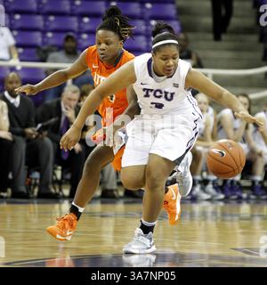 5. Dezember 2012 - Fort Worth, TX, USA - Veja Hamilton aus Texas Christian hält den Ball während eines Basketballspiels in Fort Worth, Texas, am Mittwoch, den 5. Dezember 2012 von Jalisa Montgomery von der University of Texas in San Antonio fern. (Kreditbild: © Ron T. Ennis/MCT/ZUMAPRESS.com) Stockfoto