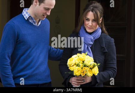 Dezember 2012 - London, England, Großbritannien - WILLIAM und KATE Duke & Duchess of Cambridge verlassen das King Edward VII Private Hospital in London. Die Herzogin von Cambridge verbrachte drei Nächte im Krankenhaus, nachdem sie am Montag ihre Schwangerschaft bekannt gegeben hatte, weil sie an Hyperemesis gravidarum oder akuter Morgenkrankheit litt. (Kreditbild: © Ki Price/ZUMAPRESS.com) Stockfoto