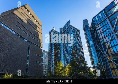 Niedriger Winkel auf futuristische Bürotürme und Unternehmensarchitektur Stockfoto