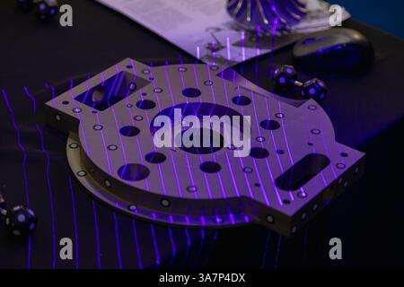 Violette Laserlinien scannen mechanische Bauteile und verbessern die Präzision bei Reverse Engineering und Qualitätskontrollprozessen Stockfoto