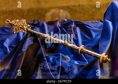 Prag, Tschechische Republik. Tschechische Kronjuwelen mit goldenem Zepter im Museum Stockfoto