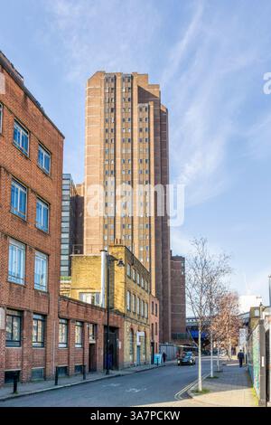 Capital Tower an der Waterloo Road 91, von der Cornwall Road aus gesehen, London SE1. Stockfoto