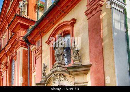 Prag, Tschechische Republik. Johannes-Statue an der Fassade St. Georges-Basilika im dritten Hof der Prager Burg in der Nähe des Veitsdoms in Prag auf Tschechisch Stockfoto