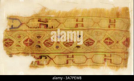 Ein antikes Textil mit komplexen Mustern und lebhaften Farben, das eine Reihe stilisierter Motive zeigt, die die Handwerkskunst und kulturelle Bedeutung des Stücks hervorheben., Klassische Kunst mit modernem Touch, neu interpretiert von Artotop, Fragment, Fatimid (969–1171)/Ayyubid (1171–1250)/Mamluk (1250–1517), 12./13. Jahrhundert, Ägypten, Leinen und Seide, geschlitztes Gobelin Stockfoto