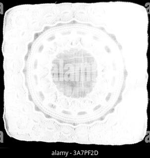 Eine zarte Spitze mit komplizierten Blumenmustern und einem kreisförmigen Design, die feine Handwerkskunst und eine Vintage-Ästhetik zeigt. Klassische Kunst mit einem modernen Touch, neu interpretiert von Artotop, Taschentuch, Mitte des 19. Jahrhunderts, Indien, Bombay, Indien, Baumwolle, Leinwandbindung, gestickt Stockfoto