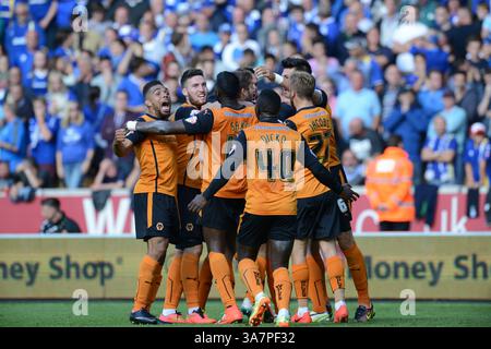 Die Spieler der Wolverhampton Wanderers feiern, nachdem sie ein Tor erzielt haben, um es 1-0 mit einem eigenen Tor zu erreichen. Fußball-Sky Bet Championship Wolverhampton Wanderers gegen Cardiff City. Stockfoto