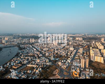 Wunderschöner Sonnenuntergang über den Wohngebieten von Ho Chi Minh Stadt, Vietnam Drohnenblick aus der Luft Stockfoto