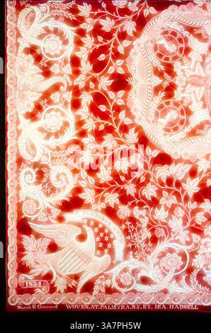 Ein detailliertes Design mit komplizierten Blumenmustern und stilisierten Motiven sowie einem markanten Adler, alles wunderschön vor einer lebendigen Kulisse angeordnet. Die Komposition zeigt feine Handwerkskunst und künstlerische Eleganz. Klassische Kunst mit modernem Touch neu interpretiert von Artotop, Coverlet, 1854, Ira Hadsell (Amerikanisch, 1813-1896), Vereinigte Staaten, New York, Wayne County, Palmyra, New York, Baumwolle und Wolle, doppeltes Leinwandgewebe, auf Webstuhl mit Jacquard-Aufsatz, volle Breite des Webstuhls Stockfoto