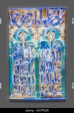 Die aufwändig gestaltete Platte zeigt zwei Figuren in aufwendiger Kleidung, die von eleganten Bögen eingerahmt werden. Der Hintergrund zeigt einen reichen Wandteppich aus kunstvollen Kalligrafien und dekorativen Mustern, die einen Hauch von alter Kunst und kultureller Bedeutung verleihen., Klassische Kunst mit moderner Note, neu interpretiert von Artotop, Fliesen mit doppelbogenförmiger Gebetsnische (Mihrab), Ilchaniden-Dynastie (1256–1353), 13. Jahrhundert, Iran, wahrscheinlich Kaschan, Iran, Fritware mit geformter Dekoration, in-Glaze-Malerei in Kobaltblau und Türkis und Überglasung in Glanz Stockfoto