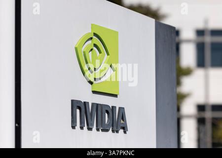 Santa Clara, Kalifornien, USA – 24. März 2025: Ein NVIDIA-Logo ziert die Hauptniederlassung von NVIDIA. Stockfoto