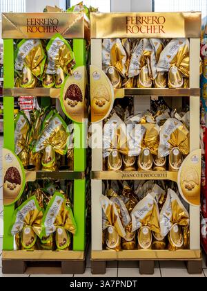 Italien - 25. März 2025: Ferrero Rocher Osterschokoladeneier mit Schaukelschokolade überraschend in Goldkarton zum Verkauf in italienischem Supermar Stockfoto