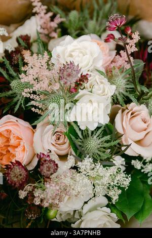Zarte Blumen in Rosa- und Weißtönen bilden einen eleganten Blumenstrauß, der sich perfekt für besondere Anlässe oder Dekorationen eignet. Stockfoto