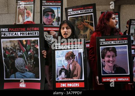 27. März 2025, London, England, Großbritannien: Demonstranten halten während des Protestes Zeichen der inhaftierten Filton-18-Aktivisten außerhalb des Old Bailey. Freunde und Familie versammeln sich vor dem Old Bailey in London, um Lärm zu machen und den Aktivisten der Filton 18 Palestine Action, die im Gefängnis festgehalten wurden, zu unterstützen, nachdem sie im August 2024 im Rahmen des Terrorismusgesetzes verhaftet worden waren, nachdem sie in die Elbit Systems-Anlage in Filton, Bristol, eindrangen, wo sie einen Schaden von über Â Million Pfund verursachten und die Fabrik zum Stillstand brachten. (Foto: © Martin Pope/ZUMA Press Wire) EDITORIAL Stockfoto