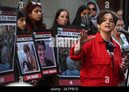 London, England, Großbritannien. März 2025. Ein Aktivist aus Palästina spricht Demonstranten an, während sie sich während des Protestes mit Schildern vor dem Old Bailey versammeln. Freunde und Familie versammeln sich vor dem Old Bailey in London, um Lärm zu machen und den Aktivisten der Filton 18 Palestine Action, die im Gefängnis festgehalten wurden, zu unterstützen, nachdem sie im August 2024 im Rahmen des Terrorismusgesetzes verhaftet worden waren, nachdem sie in die Elbit Systems-Anlage in Filton, Bristol, eindrangen, wo sie einen Schaden von über Â Million Pfund verursachten und die Fabrik zum Stillstand brachten. (Bild: © Martin Pope/ZUMA Stockfoto