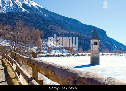 Untergetauchter Glockenturm von Curon im Winter, Reschensee, Südtirol, Italien Stockfoto