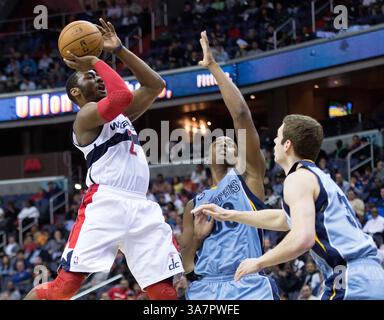 25. März 2013 – Washington, DC, USA – Washington Wizards Point Guard John Wall (2) erzielt in der zweiten Hälfte ihres Spiels im Verizon Center in Washington, D.C. am Montag, 25. März 2013, einen Sieg über Memphis Grizzlies Power Forward Darrell Arthur (00) und Power Forward Jon Leuer (30). Washington besiegte Memphis 107–94. (Bild: © Harry E. Walker/MCT/ZUMAPRESS.com) Stockfoto