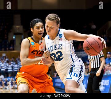 26. März 2013: Durham, NC, USA - Duke's Tricia Liston (32) will in der ersten Hälfte des NCAA-Turniers der Frauen im Cameron Indoor Stadium in Durham, North Carolina, am Dienstag, 26. März 2013 hinter Brittney Martin (22) aus Oklahoma ziehen. (Kreditbild: © Greg Mintel/MCT/ZUMAPRESS.com) Stockfoto