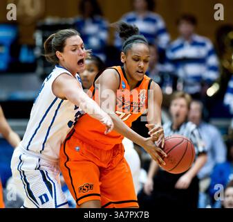 26. März 2013: Durham, NC, USA – Duke's Haley Peters (33) und Oklahoma State's Kendra Suttles (31) kämpfen in der ersten Halbzeit im NCAA-Turnier der Frauen im Cameron Indoor Stadium in Durham, North Carolina, Dienstag, 26. März 2013. (Kreditbild: © Greg Mintel/MCT/ZUMAPRESS.com) Stockfoto